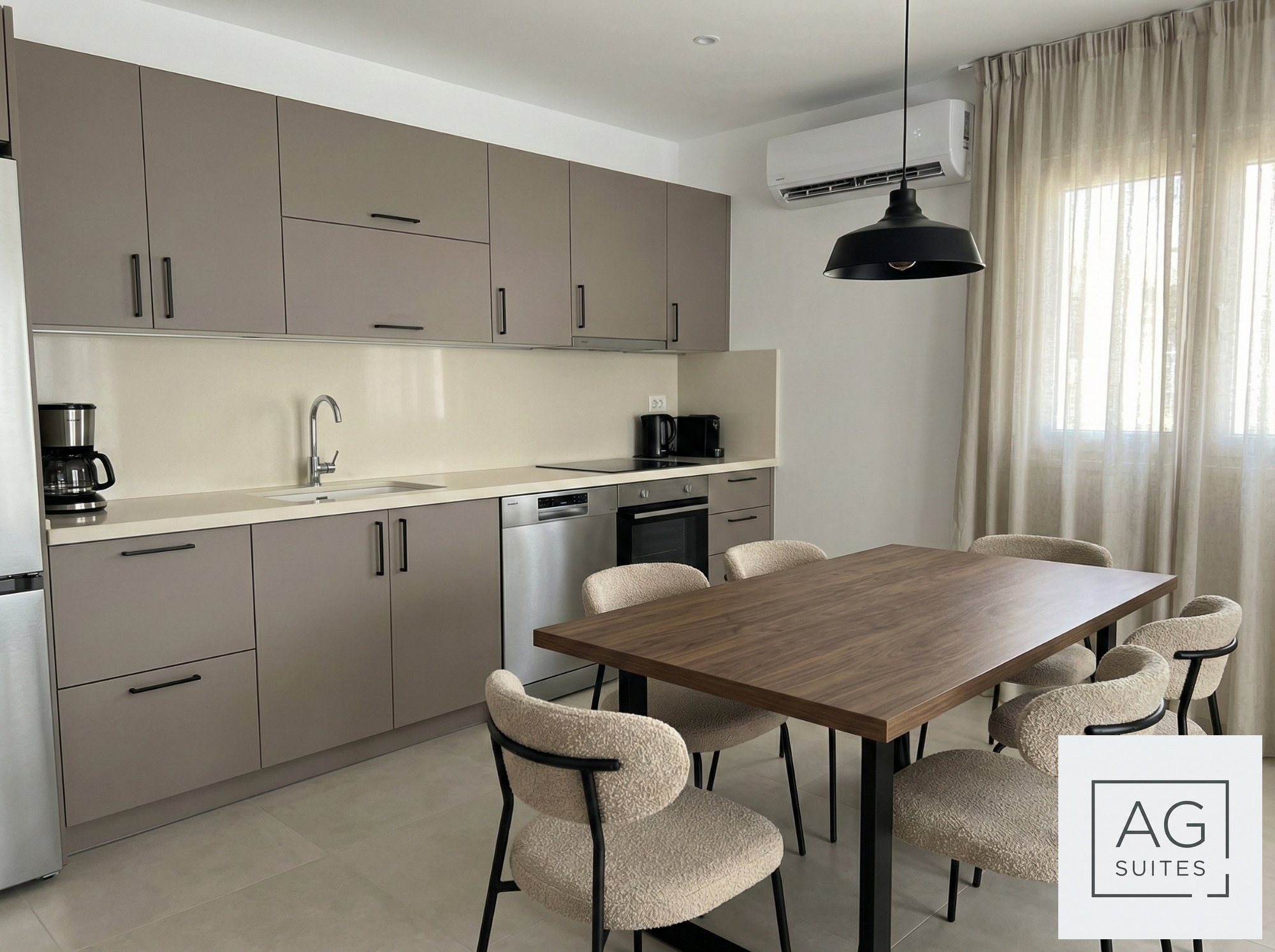 Rocha Golden Cliff Apartment kitchen and dining area